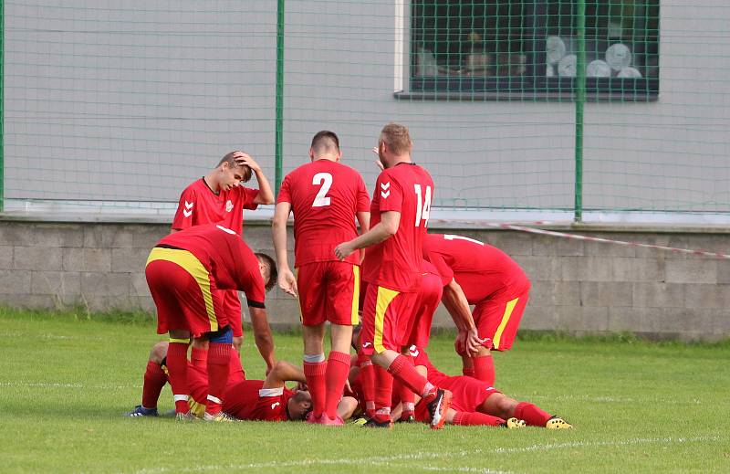 Fotbalisté Příluk (v červeném) ve své premiéře po návrati do I. B třídy ve skupině A o víkendu porazili 2.1 Krhovou.