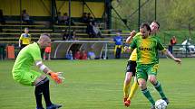 Fotbalisté Napajedel (v zeleném) v sobotu v rámci 20. kola krajského přeboru doma remizovali s Velkými Karlovicemi 1:1.