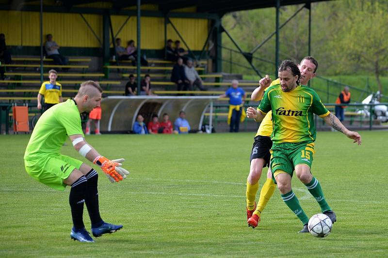 Fotbalisté Napajedel (v zeleném) v sobotu v rámci 20. kola krajského přeboru doma remizovali s Velkými Karlovicemi 1:1.