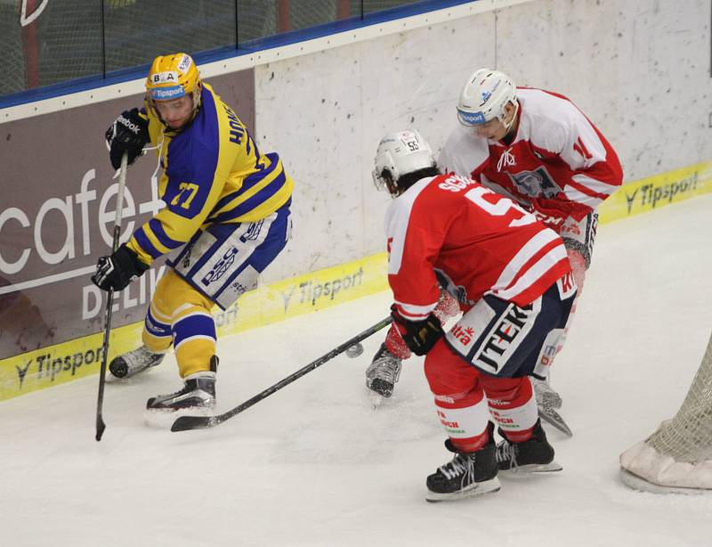 Extraligoví hokejisté Zlína (ve žlutém) v neděli ve 45. kole doma hostili Pardubice.