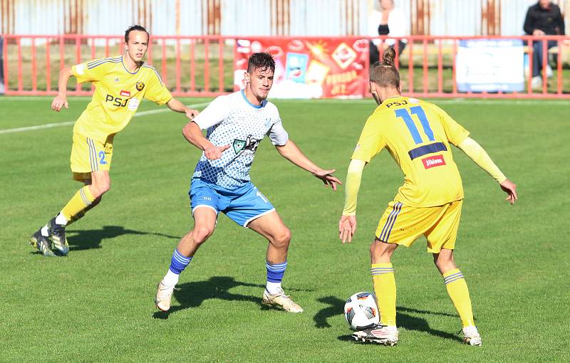 Fotbalisté Otrokovic (modro-bílé dresy) podruhé v sezoně zvítězili, porazili Jihlavu "B" 2:0.