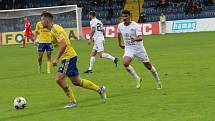Fotbalisté Zlína (žluté dresy) v 10. kole FORTUNA:LIGY prohráli doma se Slováckem 0:2:
