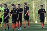 Fotbalisté Tečovic (ve žlutých dresech) prohráli v 10. kole krajské I. B třídy skupiny B s Louky 1:2. Foto: pro Deník/Jan Zahnaš