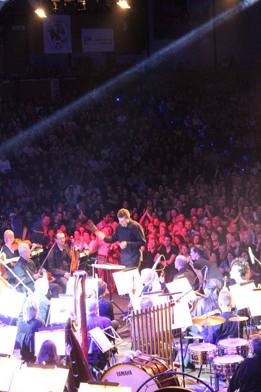 Slavné rockové pecky v podání Filharmonie Bohuslava Martinů byly lákadlo. Kongresové centrum kapacitně  nes­tačilo, a tak se koncert přestěhoval do sportovní haly.  