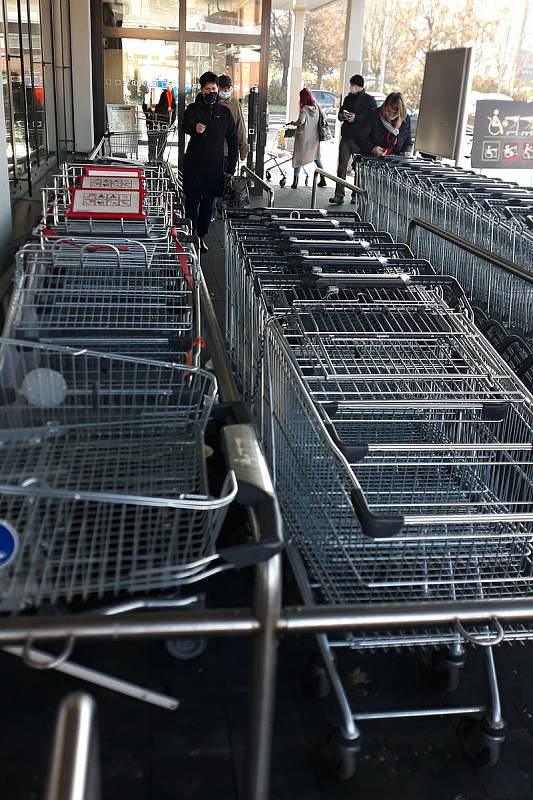 Před vybranými supermarkety ve Zlínském kraji se v sobotu dopoledne fronty netvořily. Zpřísněná vládní opatření se nijak zvlášť neprojevila, nákupních košíků byl dostatek. Foto u supermarketu Lidl ve Zlíně.