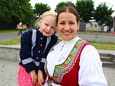 Před pěti lety založila teď už sedmadvacetiletá Eva Janíková (na snímku s dcerou) z Pozlovic Folklorní soubor Leluja v Provodově, a to na popud rodičů, kteří nechtěli děti vozit do Zlína.