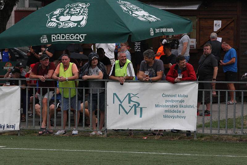 Fotbalisté Uherského Brodu (červené dresy) zvítězili v předkole MOL Cupu nad domácím Baťovem 5:0.