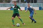 Slušovičtí fotbalisté (modré dresy) doma porazili Velké Karlovice 1:0.