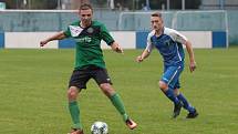 Slušovičtí fotbalisté (modré dresy) doma porazili Velké Karlovice 1:0.