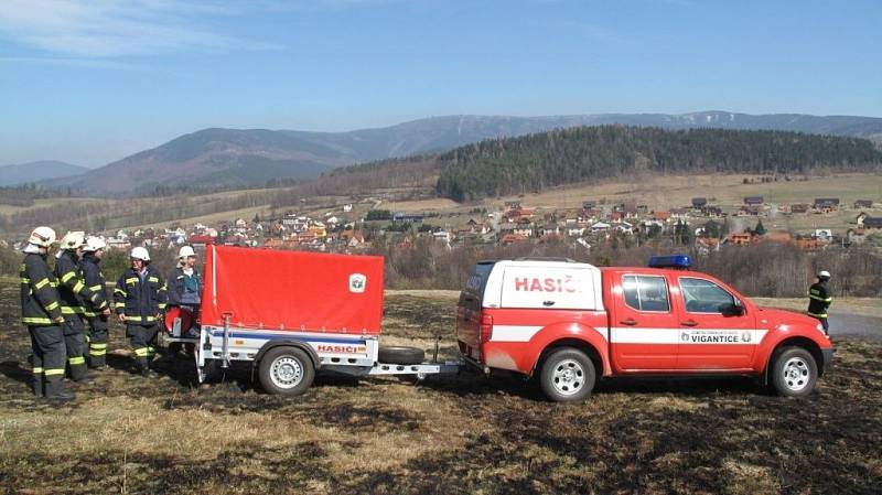 Hasiči Zlínského kraje bojují s nekonečným a nebezpečným vypalování trávy.