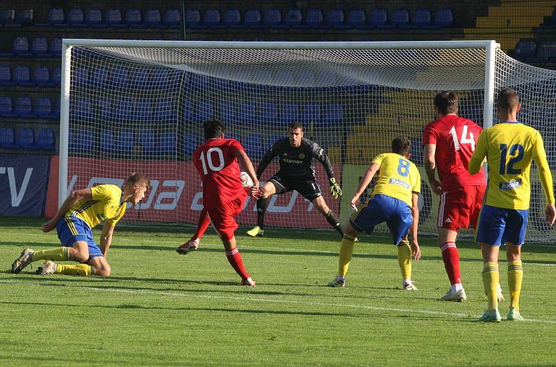 Fotbalisté Zlína B (žluté dresy) se v páteční předehrávce 11. kola MSFL utkali s rezervou Sigmy Olomouc.