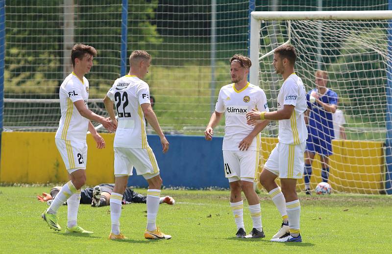 Fotbalisté Zlína (bílé dresy) v úvodním letním přípravném zápase přehráli třetiligový Uničov 5:1.