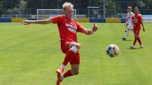 Fotbalisté Zlína B (bílé dresy) v sobotním přípravném zápase na Vršavě remizovali s juniorkou Zbrojovky Brno 2:2.