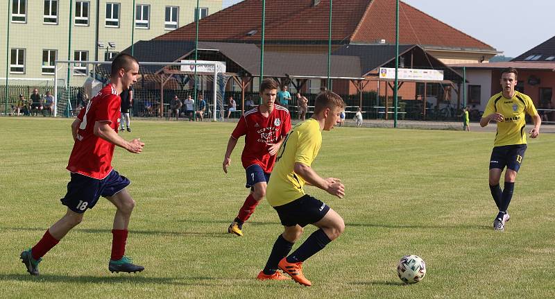 Fotbalisté Újezdu (ve žlutých dresech) v nedělním přípravném zápase podlehli Valašským Kloboukům 2:6