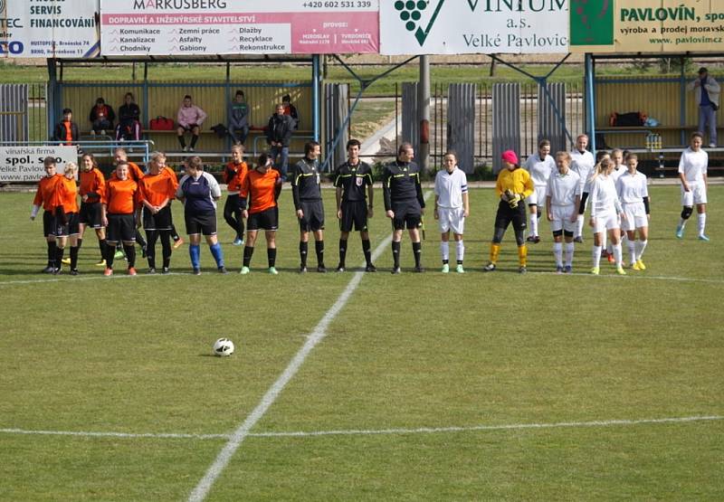 Fotbal divize žen: Velké Pavlovice - Holešovské holky