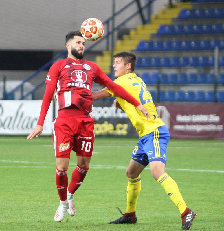 Fotbalisté Fastavu Zlín (ve žlutém) v sobotním 16. kole FORTUNA:LIGY hostili na Letné Sigmu Olomouc. Na snímku Yunis, Kolář.