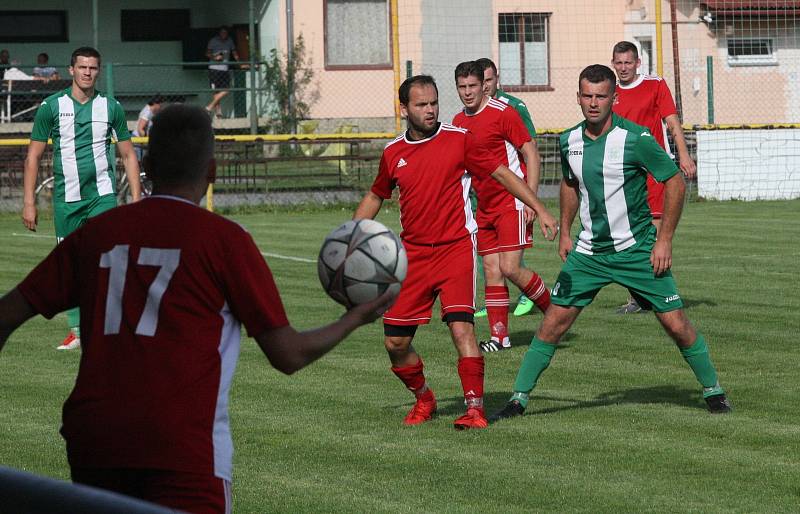 Fotbalisté Ostrožské Nové Vsi (zelenobílé dresy) doma otočili derby se sousedním Uherským Ostrohem a zvítězili 3:1.