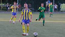 Fotbalisté Baťova (ve žlutém), vítěz krajského přeboru, se se soutěží rozloučili vysokým vítězstvím 9:0 nad Boršicemi. Foto: pro Deník/Jan Zahnaš