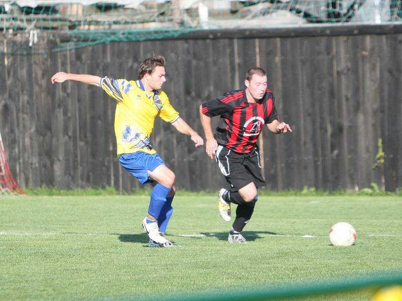 Fotbal - Příluky B (ve žlutém) – Hvozdná B