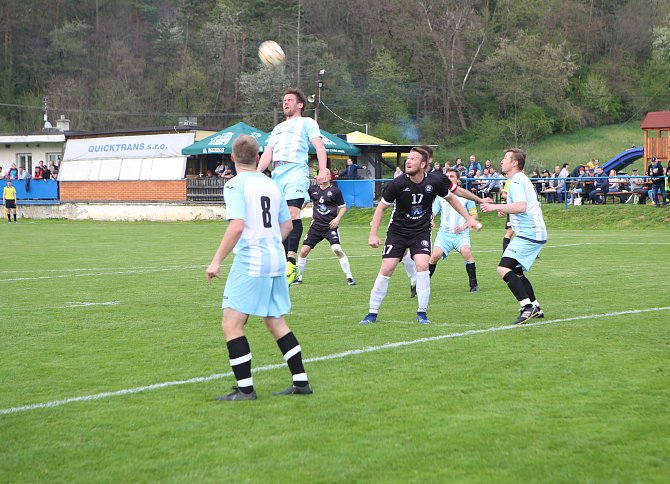 Fotbalisté Lužkovic (modro-bílé dresy) remizovali s Březnicí 1:1.