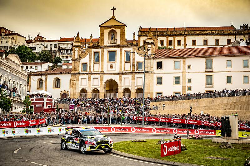 Posádka Erik Cais se spolujezdcem Petrem Těšínským dojela na Portugalské rally i přes havárii na konečném 42. místě.