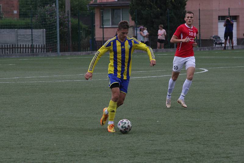 Fotbalisté Uherského Brodu (červené dresy) zvítězili v předkole MOL Cupu nad domácím Baťovem 5:0.