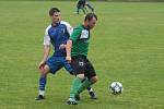 Slušovičtí fotbalisté (modré dresy) doma porazili Velké Karlovice 1:0.