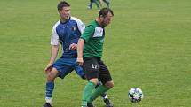 Slušovičtí fotbalisté (modré dresy) doma porazili Velké Karlovice 1:0.