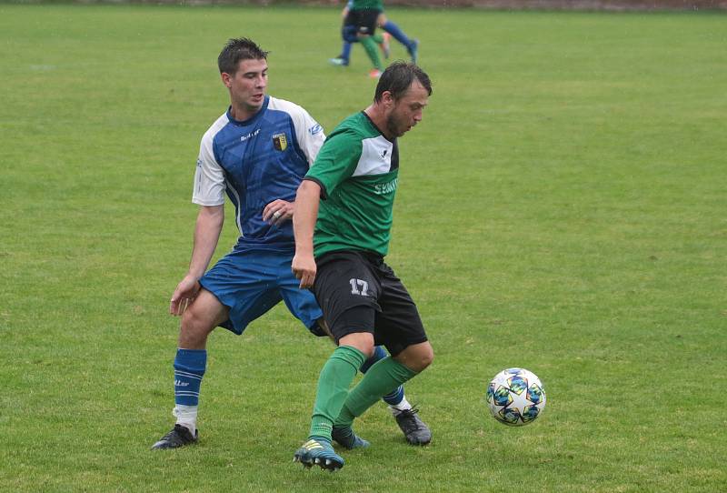 Slušovičtí fotbalisté (modré dresy) doma porazili Velké Karlovice 1:0.