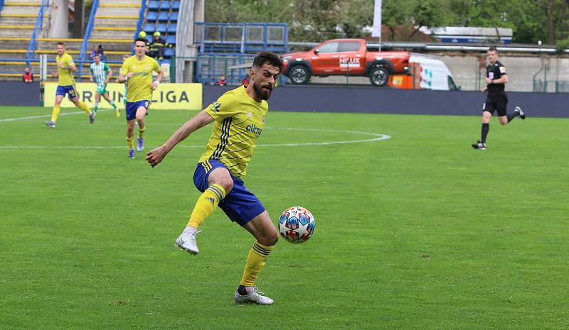 Fotbalisté Zlína (žluté dresy) ve 3. kola skupiny o záchranu podlehli pražským Bohemians 1905 1:4.