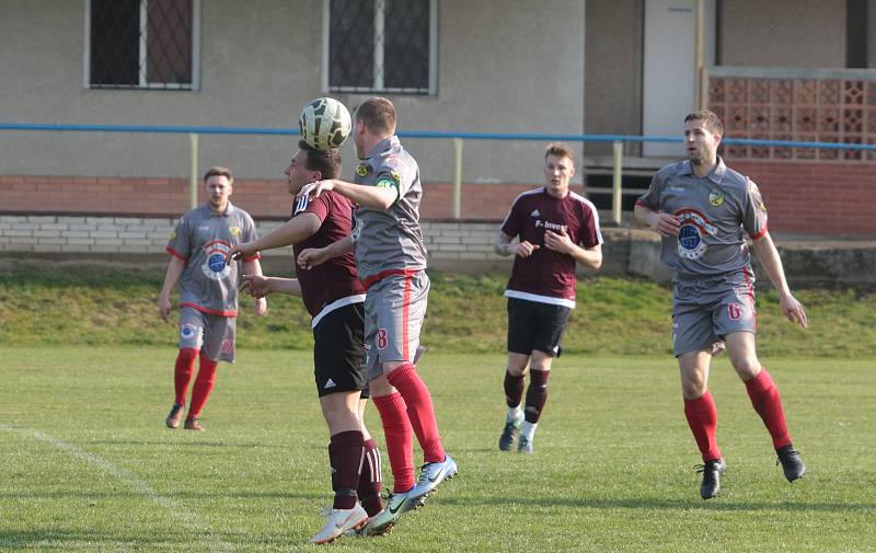 Malenovičtí fotbalisté (v šedých dresech) vyrazili za záchranou, když doma zdolali Jaroslavice 2:0.