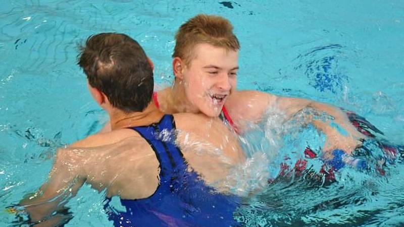 Zlínský plavec s ploutvemi Jan Janásek doma získal pět medailí a postoupil na mistrovství světa.