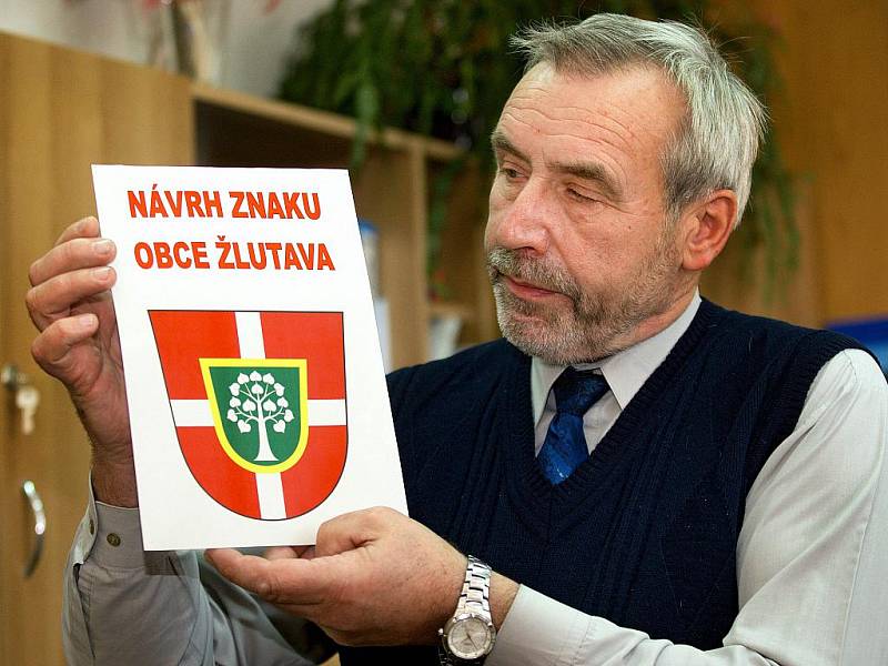 Starosta obce Žlutava na Zlínsku představuje návrh znaku a vlajky své obce.