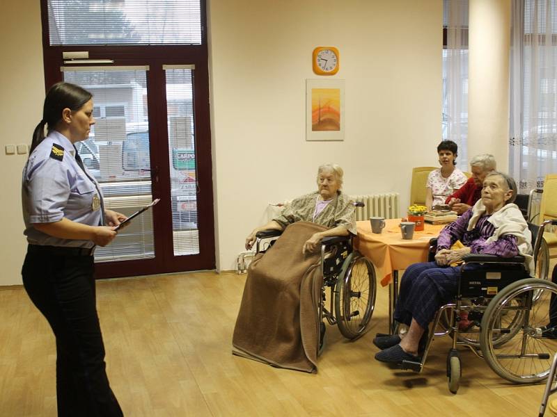 Šmejdi řádí dál. Další přednášky mají starší od nákupů odradit