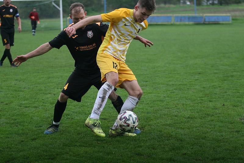 V 9. kole I. B třídy skupiny B domácí výběr Louk (v černém) udolal snaživou rezervu Slušovic 2:0,