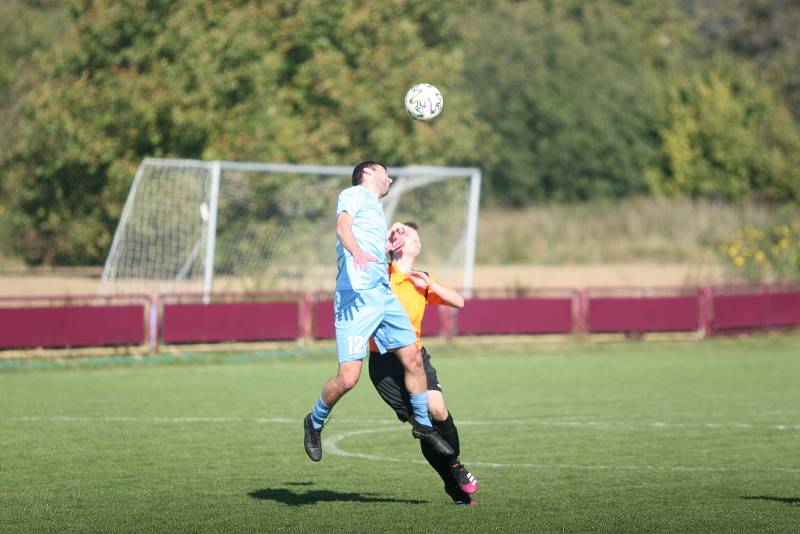 Fotbalisté Louk v rámci 10. kola I. B třídy skupiny B dokázali porazit Chropyněi 3:1, díky třem trefám Sebastiána Kuny.