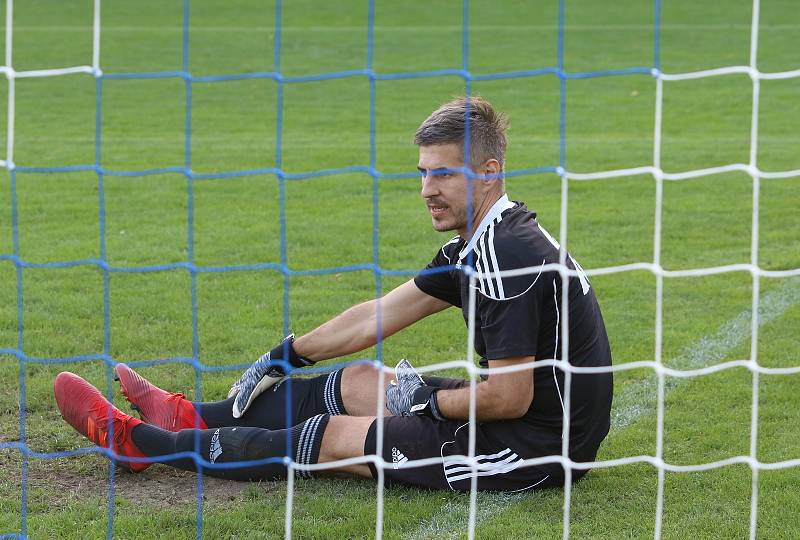 Fotbalisté Slavičína (v modrém) ve 2. kole MOL Cupu ve středu odpoledne před svými fanoušky podlehli prvoligové Karviné 1:5. Foto: Deník/Jan Zahnaš