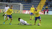 Fotbalisté Zlína (ve žlutém) vypadli již osmifinále Mol Cupu, když ve čtvrtečním duelu podlehli Vyškovu 0:1. O postupu druholigisty rozhodl jeden povedený brejk hostů z 85. minuty a trefa Alexise Alegue.