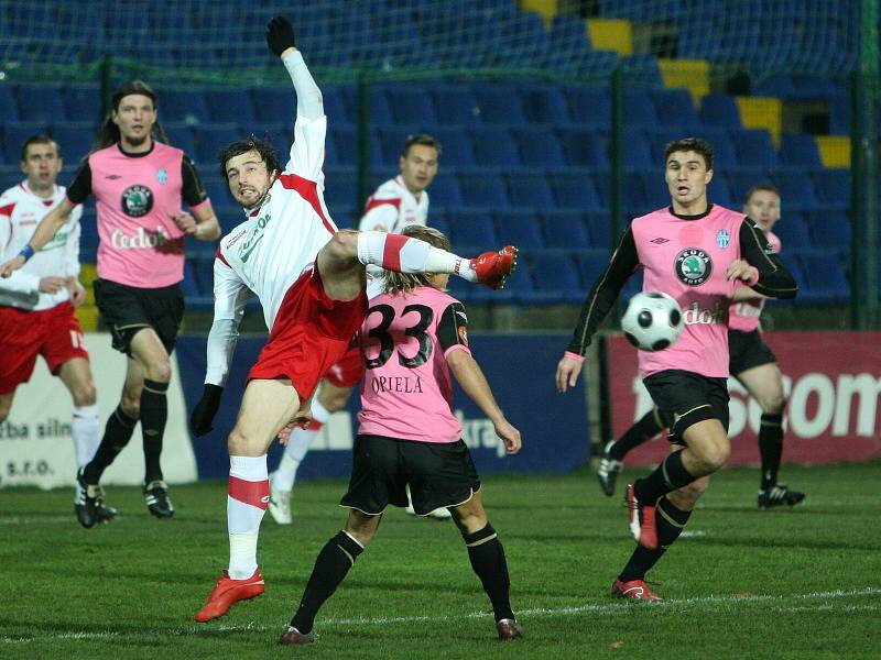 Fotbal Zlín (v bíločerveném) - Mladá Boleslav.