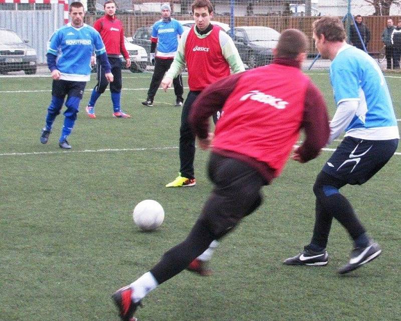 Utkání Zimní ligy v malé kopané ve Fryštáku Benfika - Ramirest 5:2, který se hrál v sobotu 11. ledna. 