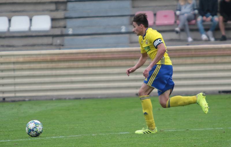 Fotbalisté Kroměříže (červenobílé dresy) v dalším přípravném utkání podlehli posílenému béčku Zlína 1:2