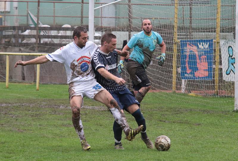 Vedoucí Malenovice na těžkém terénu udolaly Lužkovice 1:0 a uhájily pozici v čele tabulky. Další výhru lídrovi krajské soutěže vystřelil Martin Bartek.