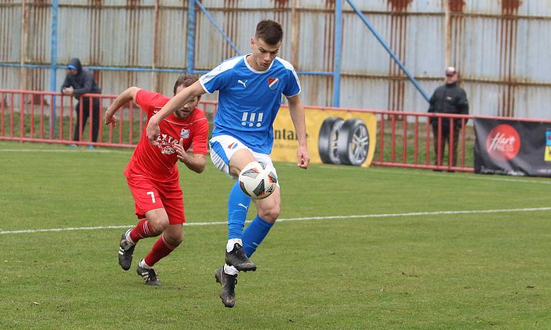 Fotbalisté Otrokovic (červené dresy) doma podlehli Baníku Ostrava "B" 1:4.