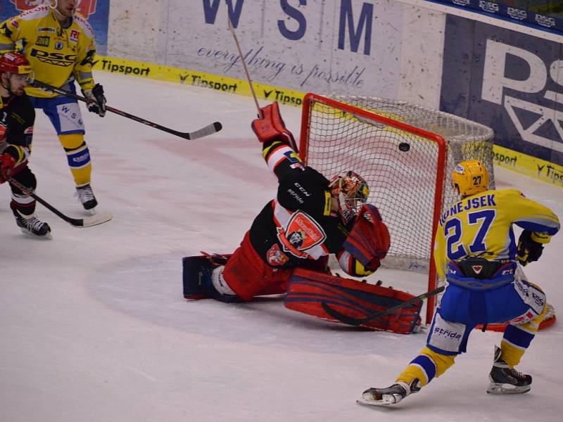 PSG Zlín - Mountfield HK. Antonín Honejsek překonává Kantora. 