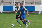 Slušovičtí fotbalisté (modré dresy) doma porazili Velké Karlovice 1:0.