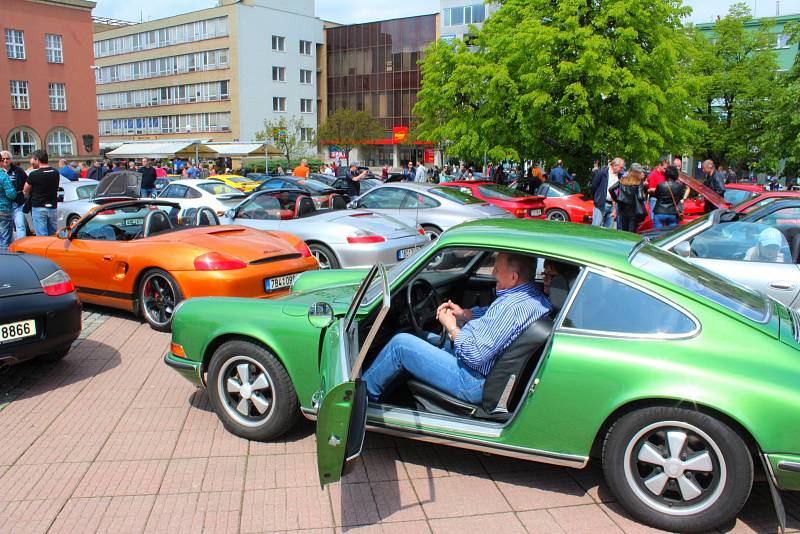 V sobotu 6. května 2017 se na zlínském náměstí Míru konal sraz vozů Porsche.