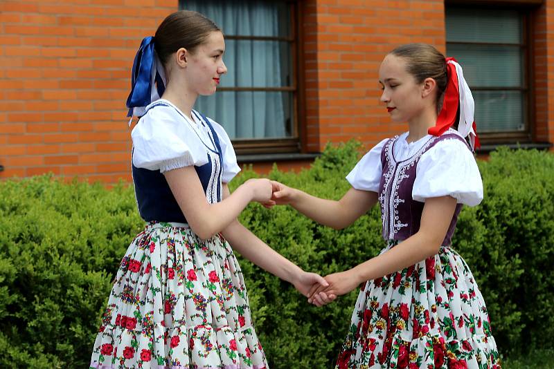 Dětský folklórní festival Májíček. XIII. ročník tradičního česko-slovenského festivalu dětských folklórních souborů před kostelem Panny Marie Pomocnice křesťanů na Jižních Svazích