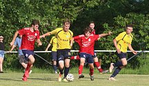 Fotbalisté Újezdu (ve žlutých dresech) nezvládli domácí duel se Slušovicemi "B". Ilustrační foto