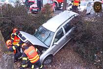 Řidička sjela s autem na parkovišti u Kauflandu do příkopu; pondělí 15. ledna 2024
