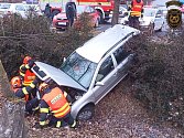 Řidička sjela s autem na parkovišti u Kauflandu do příkopu; pondělí 15. ledna 2024